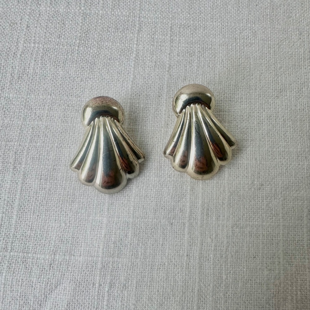 Vintage Silver Tone Fan Seashell Statement Post Earrings Retro 80s Ribbed Style